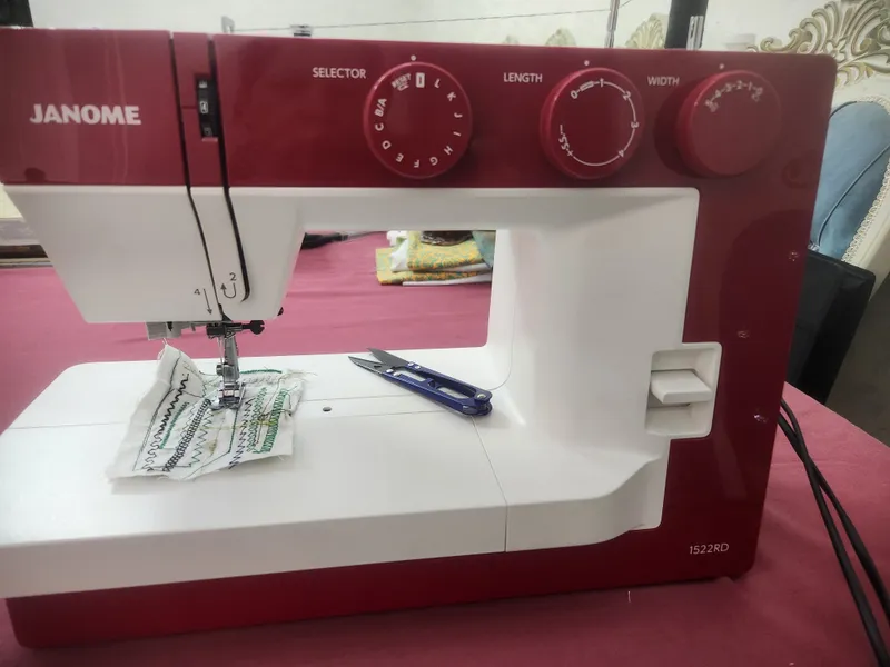 продаётся швейная машинка janome,почти новая
