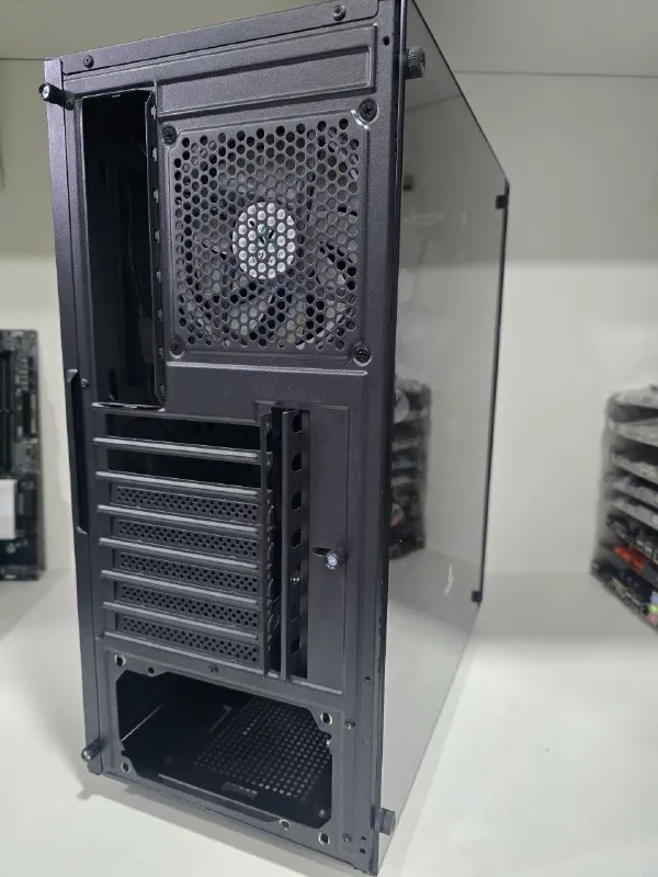 Ishlatilgan Azza RGB 4Fan korpusi 2