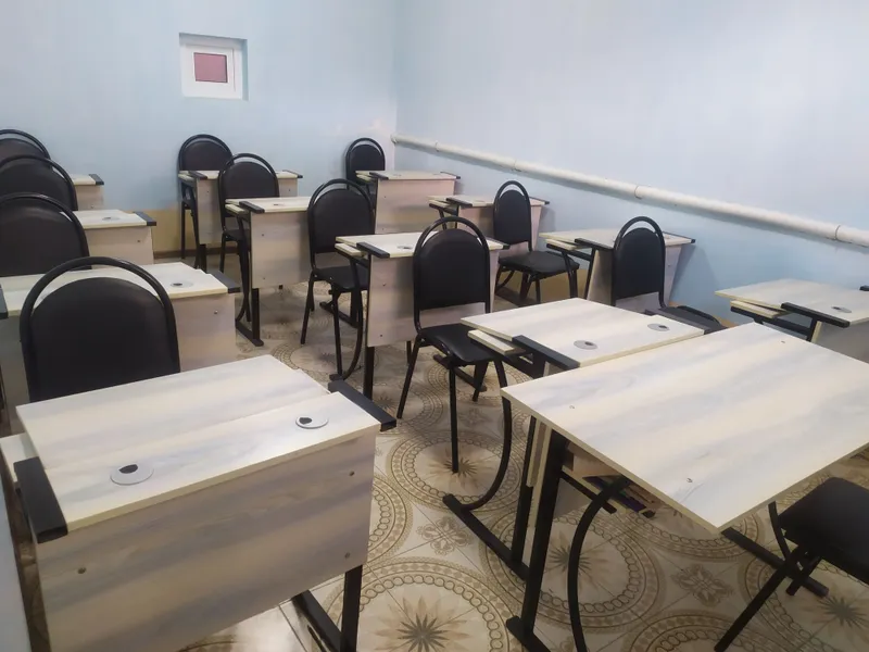 Продаются столы и стулья для курса