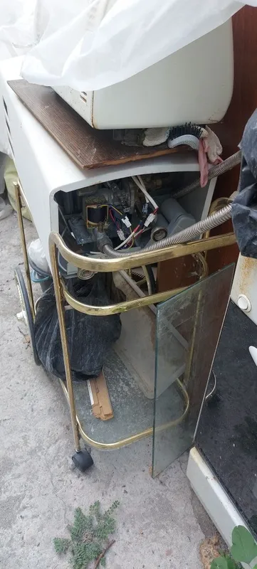Газовая плита, калонка газовая, стиральная машина вертикальная.