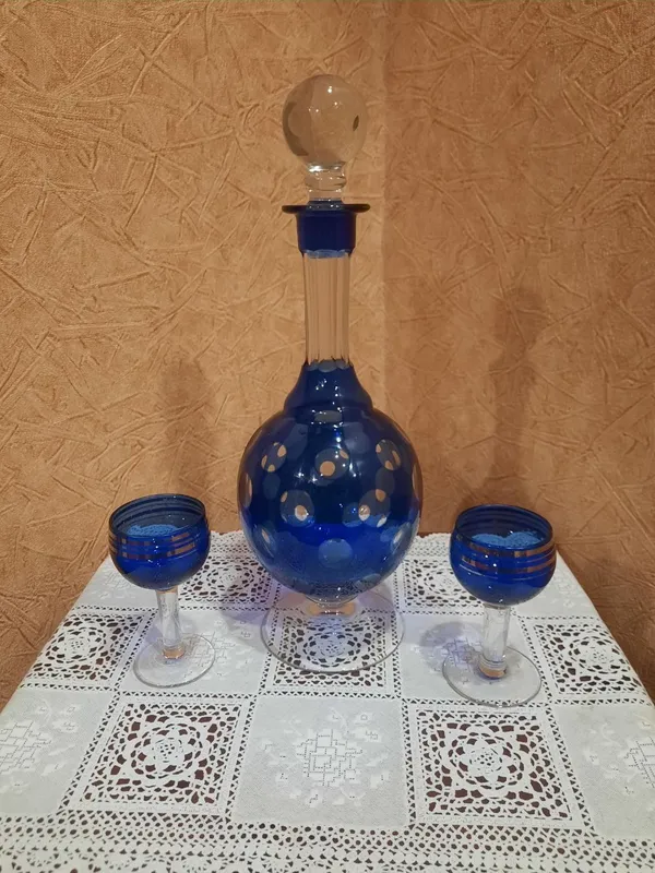 Винтажный красивый графин на ножке и 2 рюмки. Высота графина с крышкой