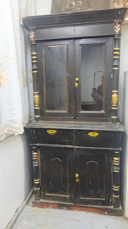 Продам старинный сервант