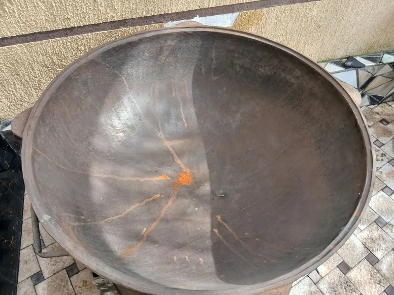 Chugun qozon sotiladi