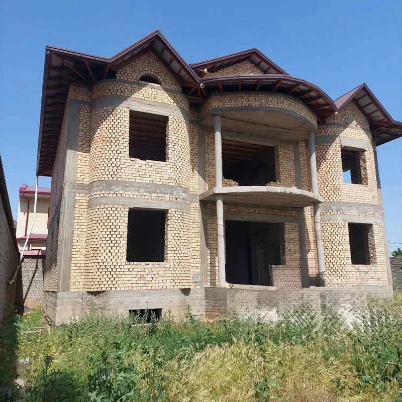 Продам дом в состояние коробки, площадь участка 6 соток.