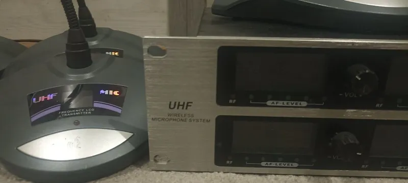UHF 8-каналный и SHURE 999 2-каналные конференц микрофоны 4 UHF 8-каналный и SHURE 999 2-каналные конференц микрофоны 4