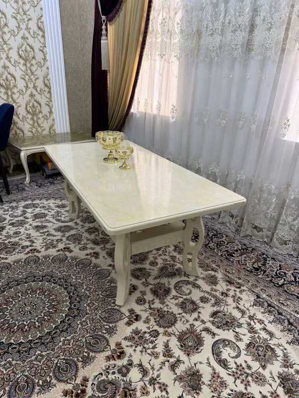 Продаю столик, бежевый цвет, хорошее качество