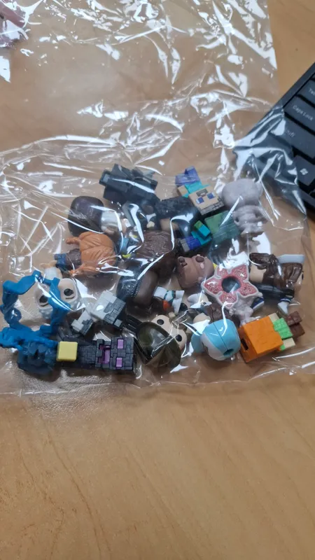 Kinder, OSD va Minecraft figuralari