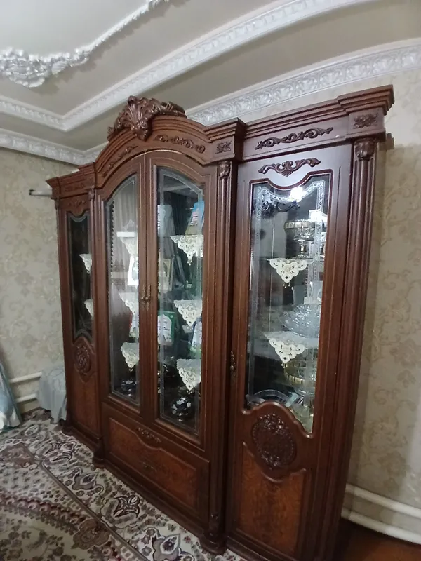 сервант срочно продаётся 3 сервант срочно продаётся 3