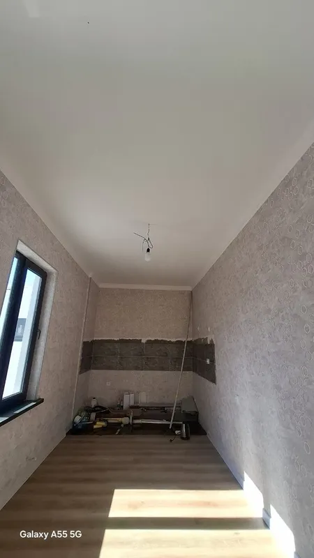 Продается 2 соток 5 комнаты+кухня+бадвал+4 санузел 2