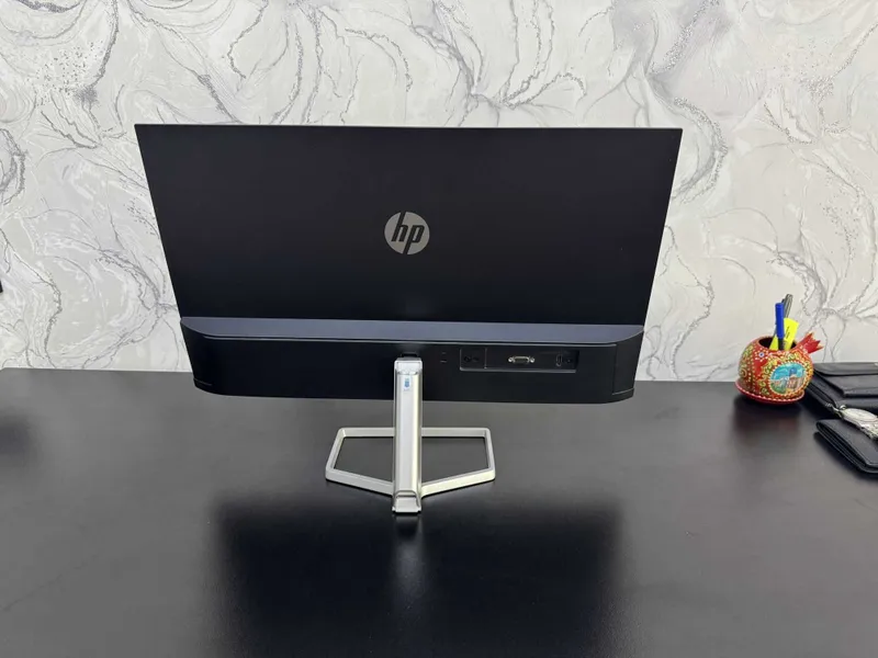 HP monitor M24f Full HD IPS — qutisi bilan, ideal holatda — фото 4