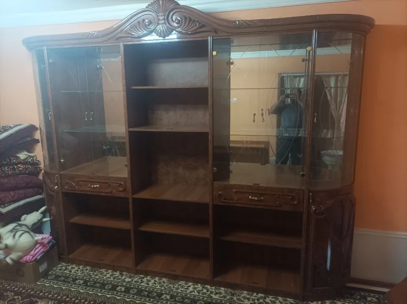 Классическая стенка с зеркалом