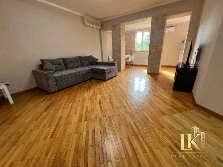 Продаётся просторная 3-комнатная квартира, 74 м², кирпичный дом 1