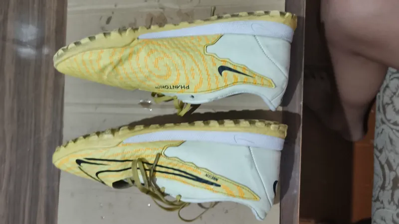Бутсы, Сороконожки для футбола Модель Nike Phantom