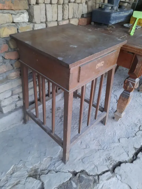 Продаётся старинная тумба из чистого дерева . Продаётся старинная тумба из чистого дерева .