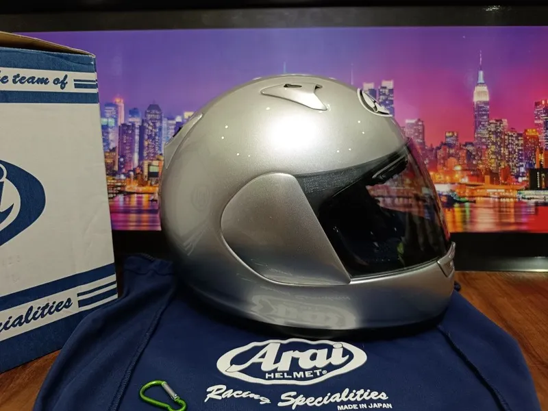 Это высокачественый мото шлем от Японского бренда ARAI QUANTUM 2 4 Это высокачественый мото шлем от Японского бренда ARAI QUANTUM 2 4