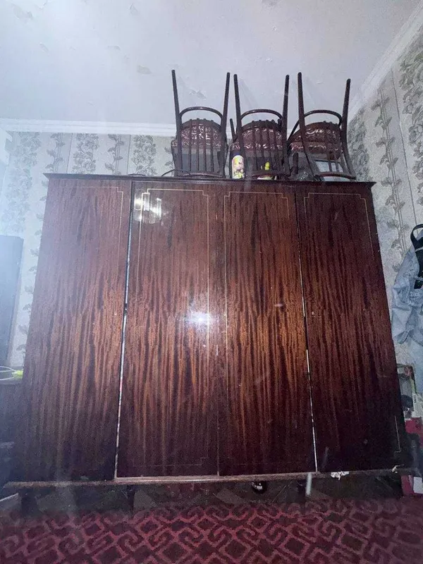 Продам шифоньер, кровать, сервант и 2 тумбочки из одного гарнитура — фото 1