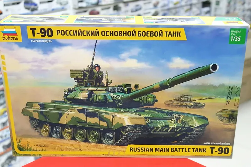 Сборная модель российского основного боевого танка Т-72Б. ЗВЕЗДА 1:35