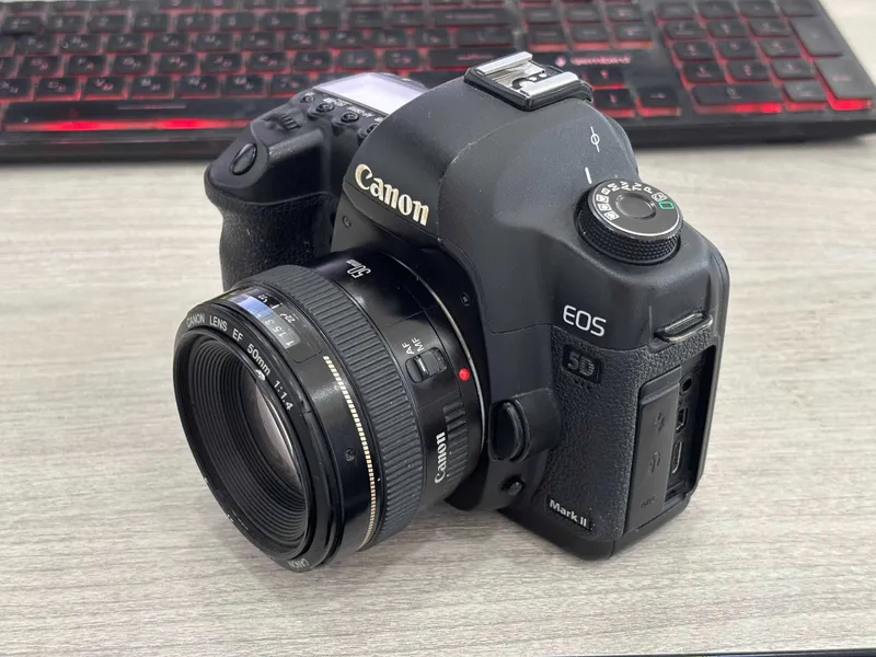 Canon 5D mark II. 50 mm 1.4 fm Фотоапппрат в хорошем состоянии. Canon 5D mark II. 50 mm 1.4 fm Фотоапппрат в хорошем состоянии.