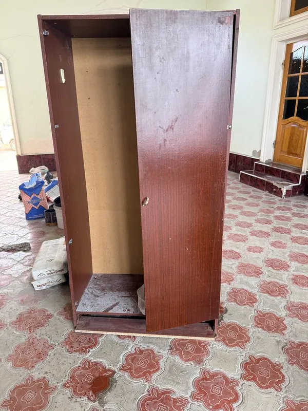Shkaflar sotiladi hammasi 500.000 2