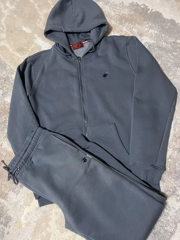 Продается новый спортивный костюм XL