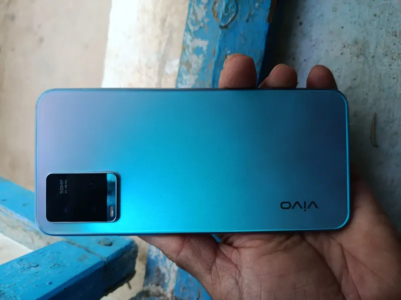 Vivo y33s 4/62 xotira telefon yaxshi xolatda ayol kishi ishlarkan 1 Vivo y33s 4/62 xotira telefon yaxshi xolatda ayol kishi ishlarkan 1