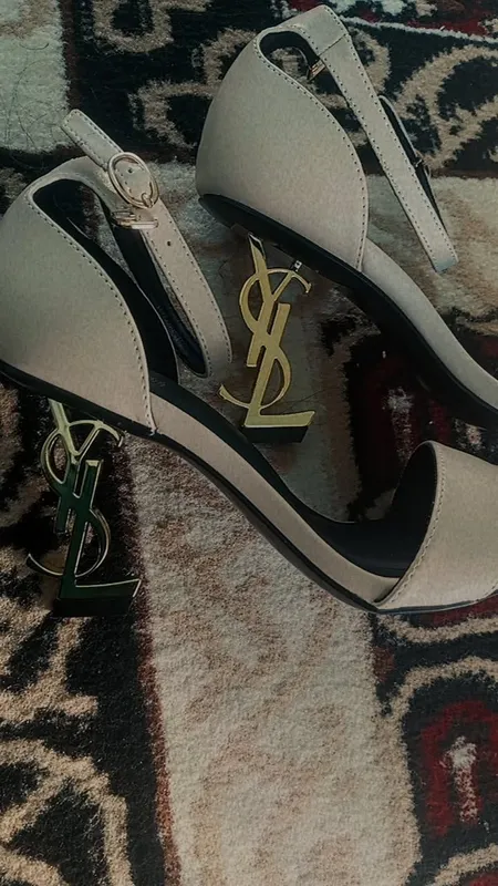 YSL oyoq kiyim 250 mingga sotmoqchiman