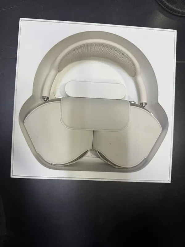 AirPods Max With Smart case 6 AirPods Max With Smart case 6