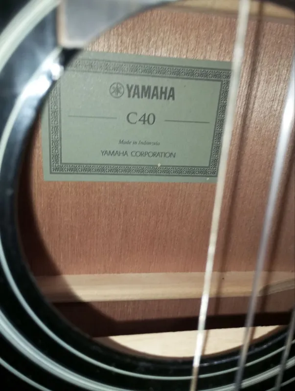 Гитара YAMAHA C40 хорошего состояние. С столом. Можно торговаться 2 Гитара YAMAHA C40 хорошего состояние. С столом. Можно торговаться 2
