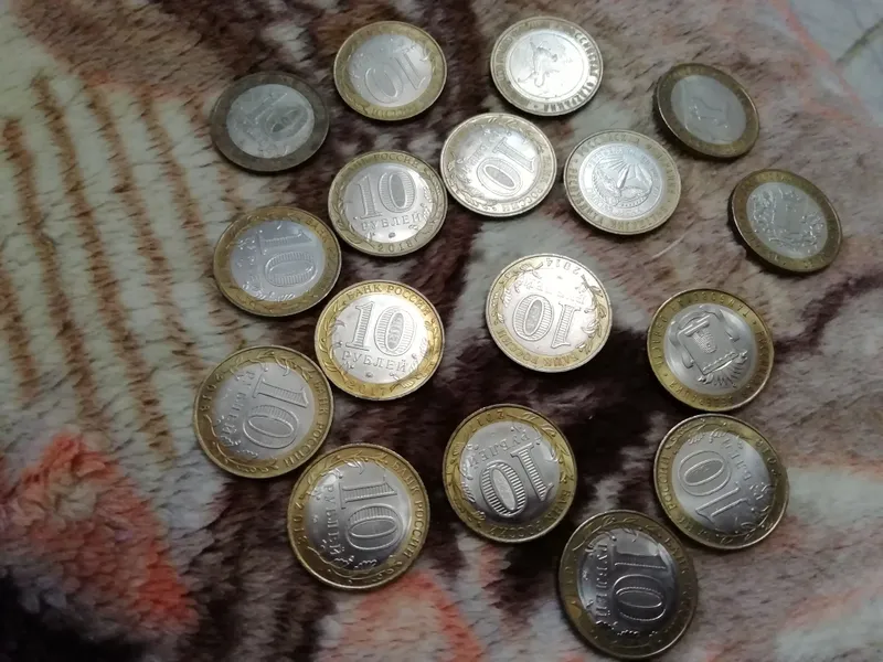 Продаются монеты биметаллические  10 руб. Россия