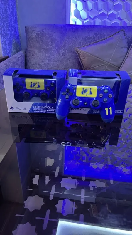 Ps4 va 3 djostik sotuvda