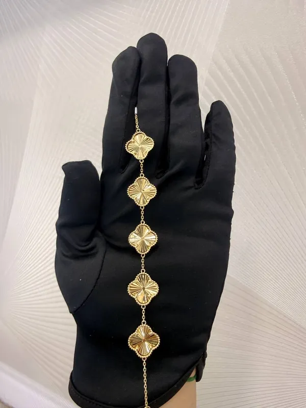 Золотой браслет Van Cleef, 5 элементов Золотой браслет Van Cleef, 5 элементов