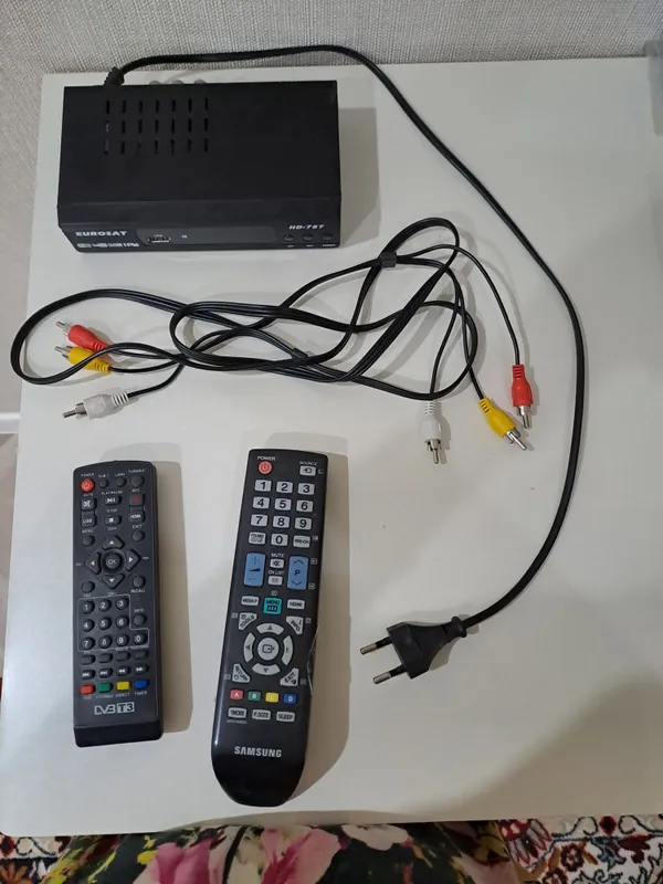 Срочно продаётся телевизор SAMSUNG , тюнер HD-757 и Приставка 4K ULTRA — фото 2