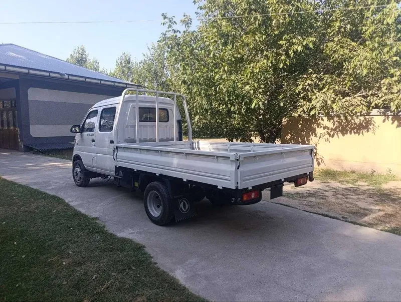 Грузовой автомобиль Dong Feng 4 Грузовой автомобиль Dong Feng 4