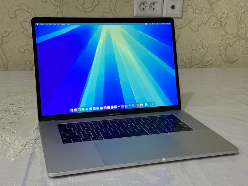 Apple Macbook Pro 2018 Silver 15 inch intel Core i7 1
