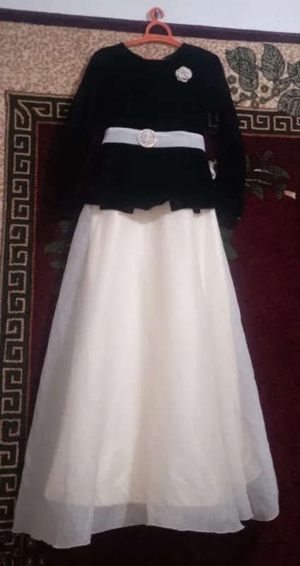 ayollar uchun oqshom koʻylagi