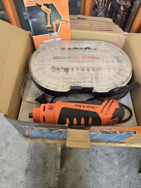The Renovator Twist-A-Saw гравёр 1
