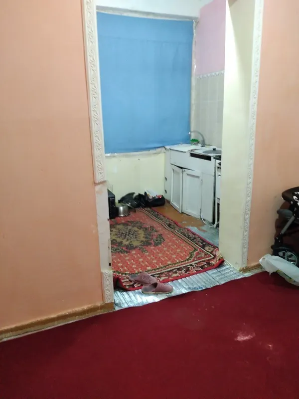Чирчик шахар 10-микрораён карвон 1-хонали 1-этаж 2x3 балкони бор Кварт 4