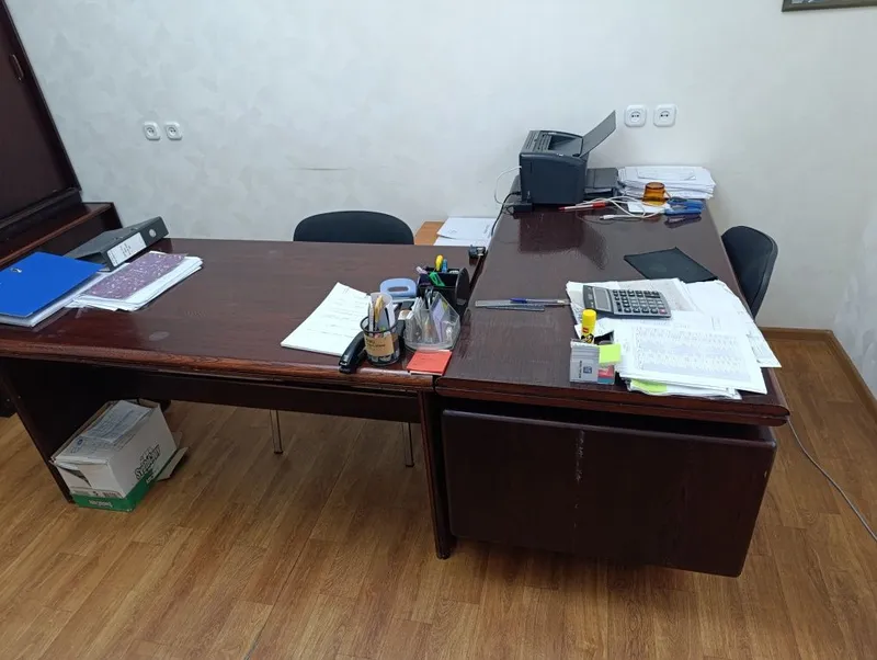 Набор офисной мебели под красное дерево.