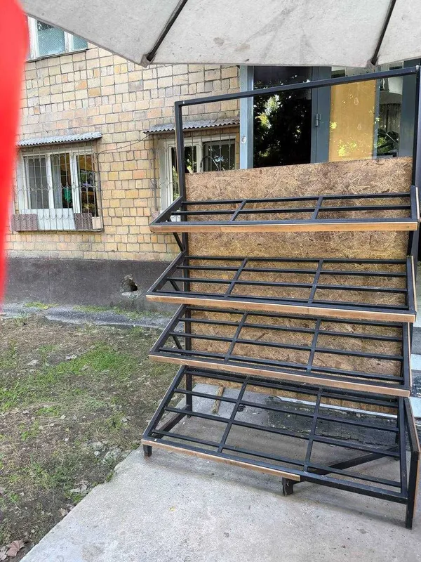 Надежный и стильный стеллаж для продажи фруктов и овощей
