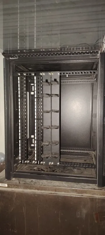 Komplekti bilan server shkafi shoshilinch sotiladi 2 Komplekti bilan server shkafi shoshilinch sotiladi 2