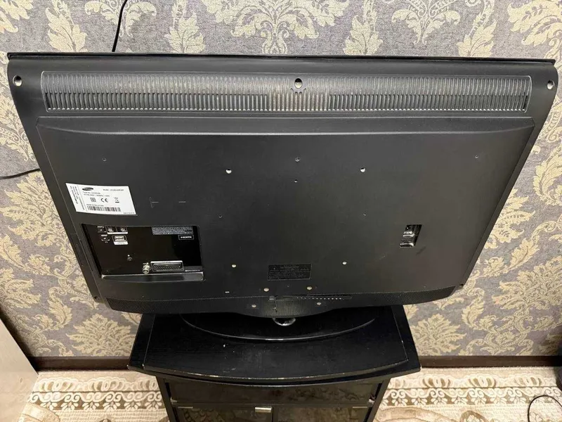 Продается телевизор Samsung (32") + тумба + DVD-плеер — фото 1