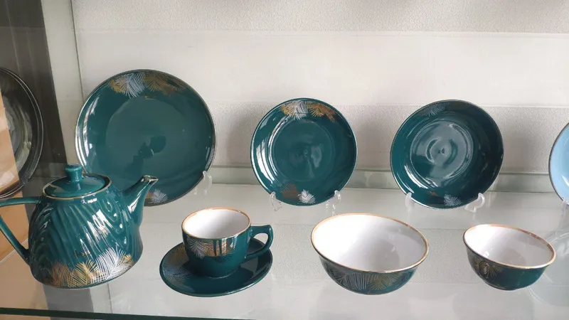 Beyaz porcelain idishlar