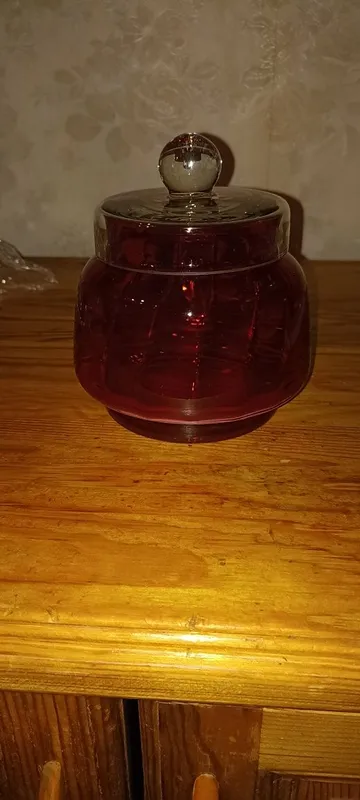 Продаю сахарницу из красного стекла