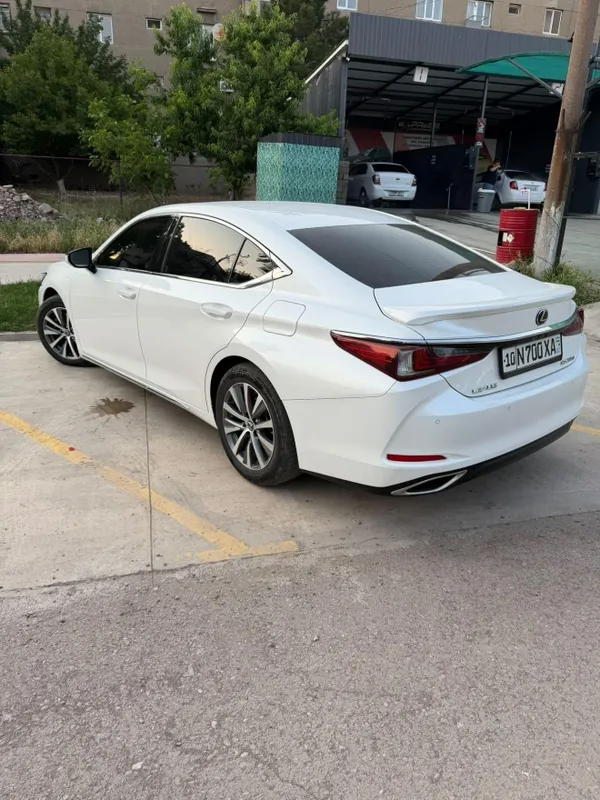 Автомобиль Lexus ES350 — фото 3