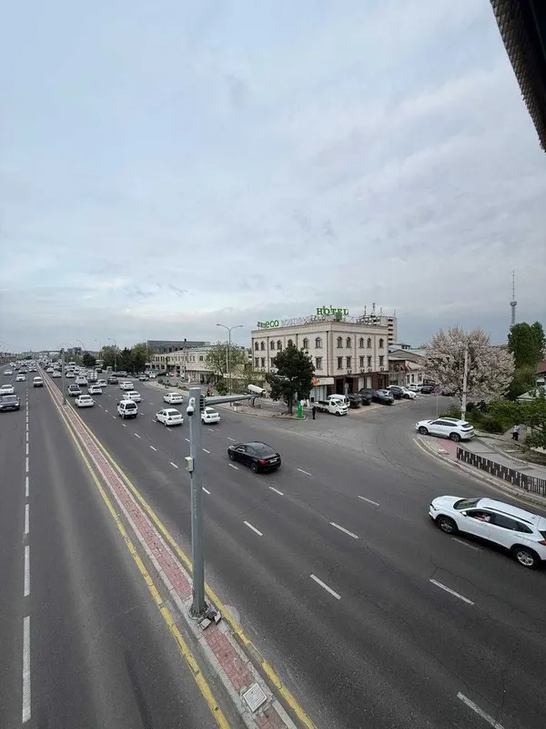Сдается в аренду 280 кв помещение 1 линия Юнусабад вдоль дороги 2