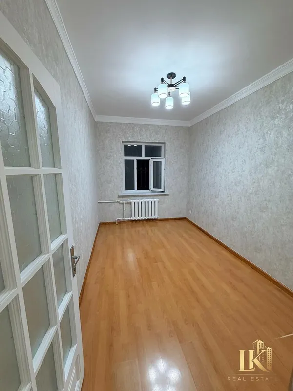 5 xonali, yangi ta’mirli va 2×6 katta balkonga ega, umumiy maydoni 100 m² bo‘lgan keng 4 qavatli uy sotiladi 5