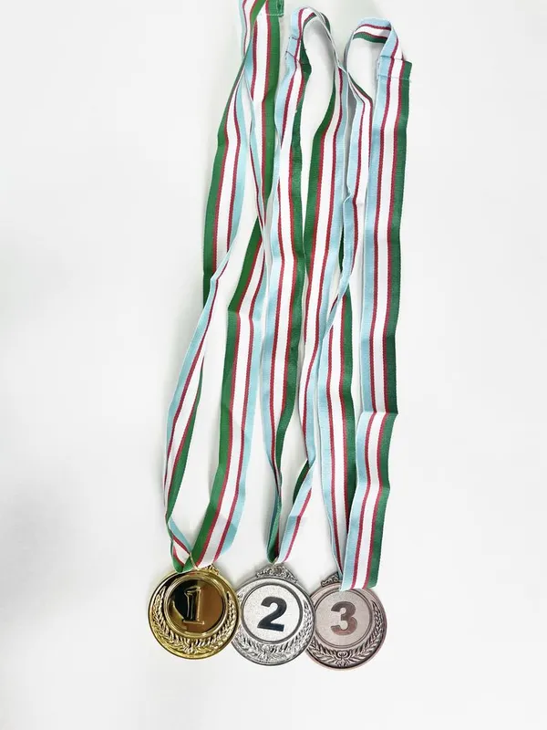 Medallar chiroyli taqdirlash uchun Optom va Dona.. Medal Медал