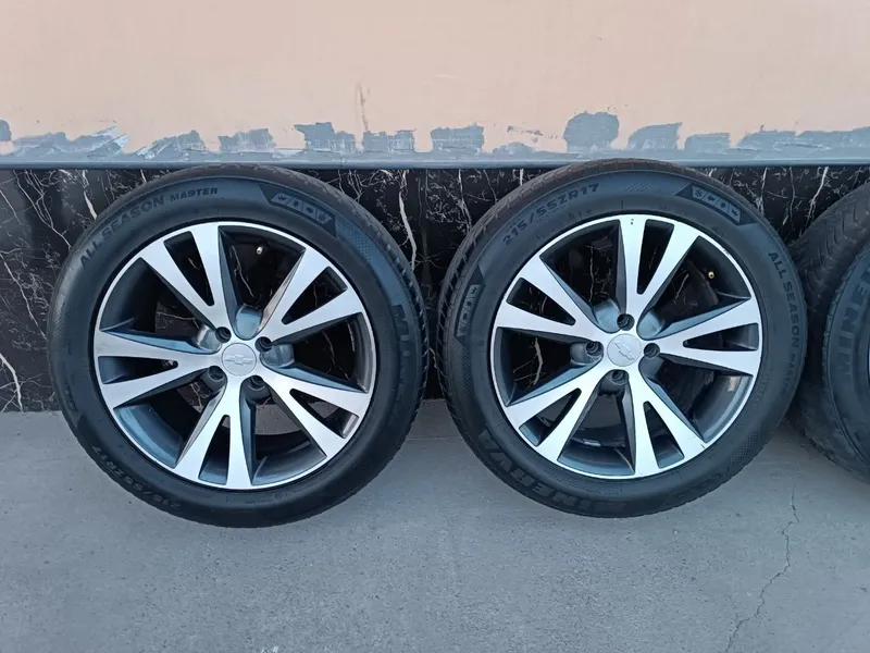 Kaptiva Diska Balon Sotiladi 215 55 R17 Holati ideal — фото 1