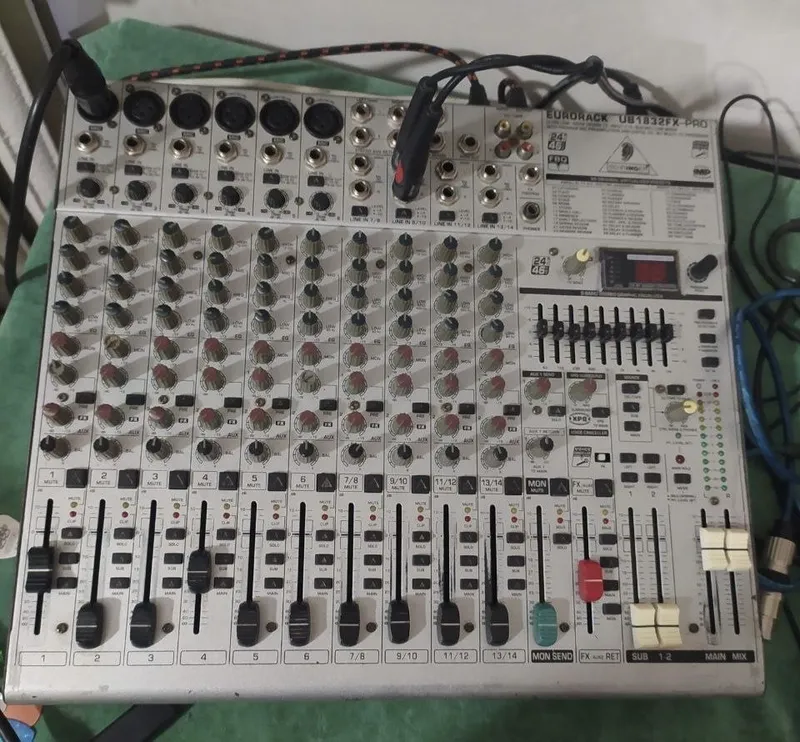 Микшерный пульт Behringer 1832