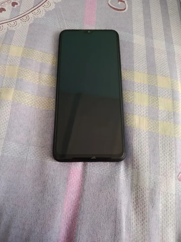 Oppo 17 sotiladi xolati yaxshi aybi yoq4/64 xotirasi 2